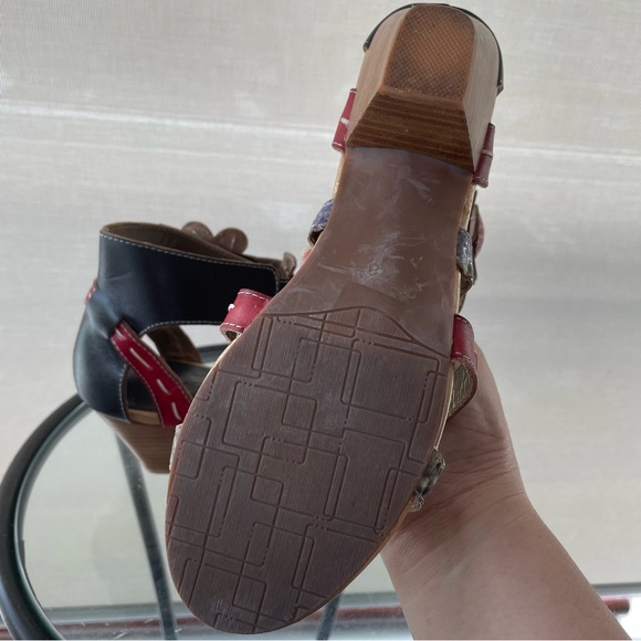 Spring Step sandals with fun floral detailing on the velcro closure. Size 38 - Picture 13 of 13